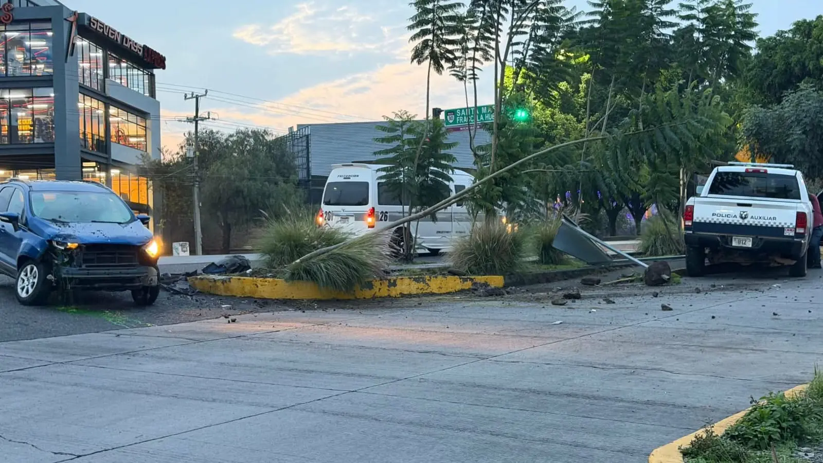 Choque de patrulla y camioneta deja un lesionado en Morelia