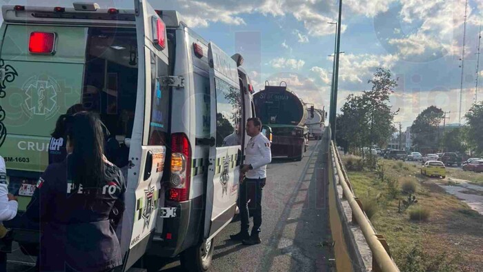 Choque de pipa y moto en libramiento de Morelia