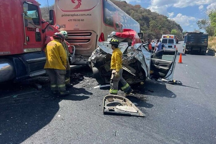 Choque de tráiler contra taxi deja 2 heridos de gravedad en la Morelia-Pátzcuaro