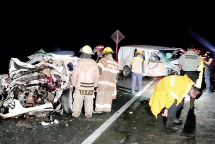 Choque de tráiler y camioneta en Zacatecas deja 14 muertos