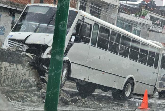 Choque de transporte público deja 10 lesionados en Uruapan