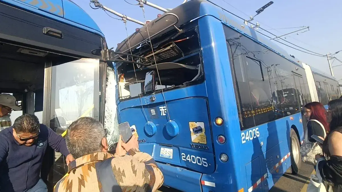 Choque de trolebuses en Iztapalapa deja al menos 26 lesionados