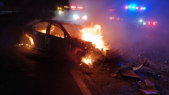 Choque en Autopista Siglo XXI deja auto en llamas y un herido