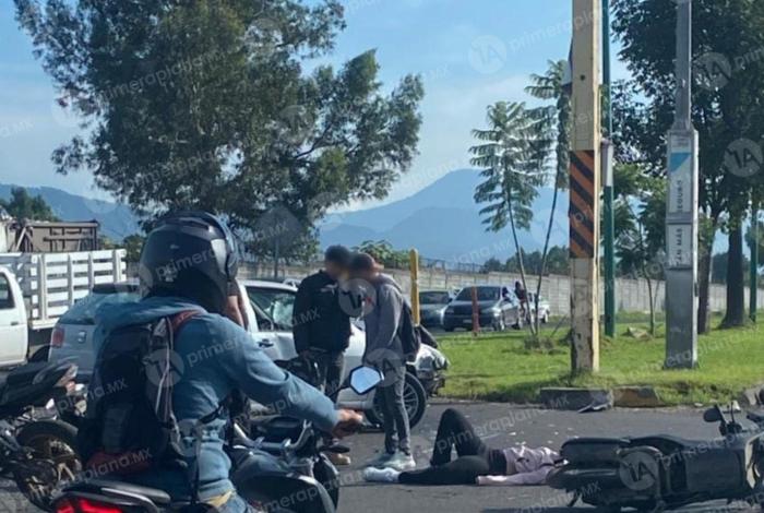 Choque en el libramiento Oriente de Uruapan deja una motociclista lesionada