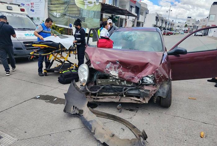 Choque en Jardín de la Montaña deja una mujer herida, al poniente de Morelia