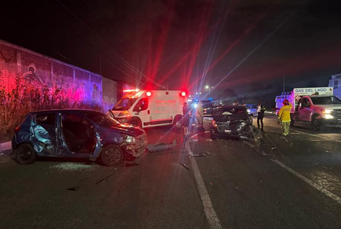 Choque entre 2 vehículos deja 3 heridos en la salida a Quiroga, frente a El Relicario, en Morelia
