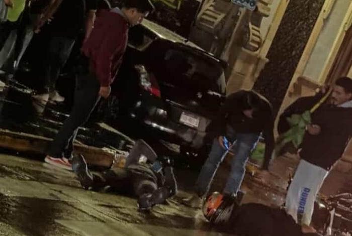 Choque entre auto y moto deja 2 lastimados en el Centro Histórico de Morelia