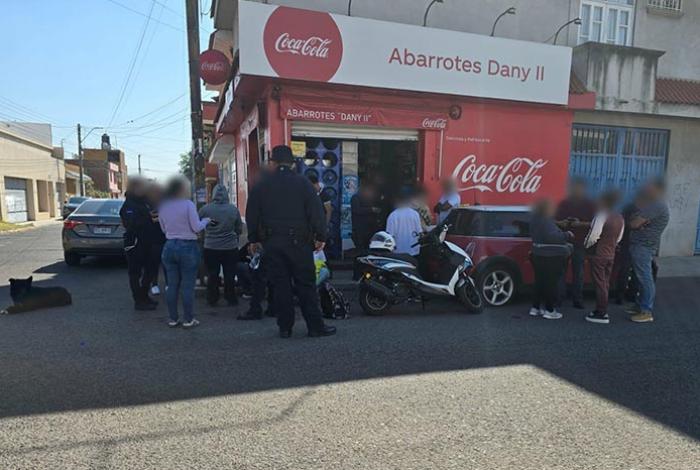 Choque entre auto y moto deja un adolescente herido en la Jardines de Guadalupe, en Morelia
