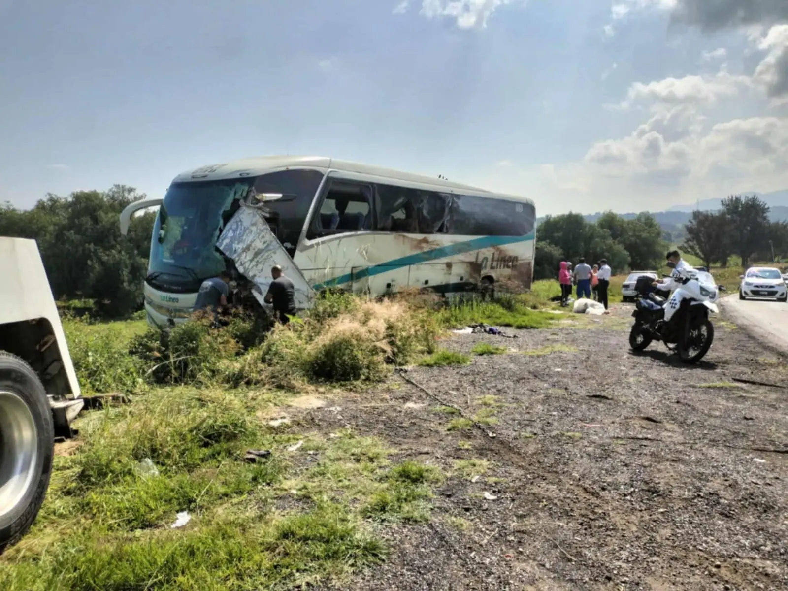 Choque entre autobús y camioneta deja tres heridos en la Morelia-Charo