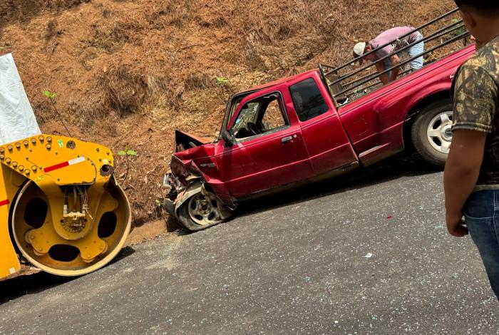 Choque entre combi y camioneta deja varios lesionados en la carretera Los Reyes-Pamatácuaro