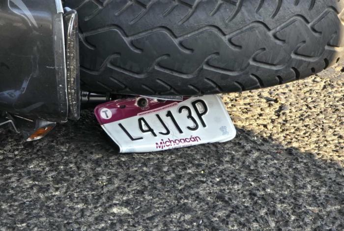 Choque entre moto y auto deja un herido en la Av. Madero Poniente de Morelia