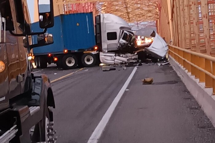 Choque entre tráiler y camioneta en la Siglo XXI provoca bloqueo total