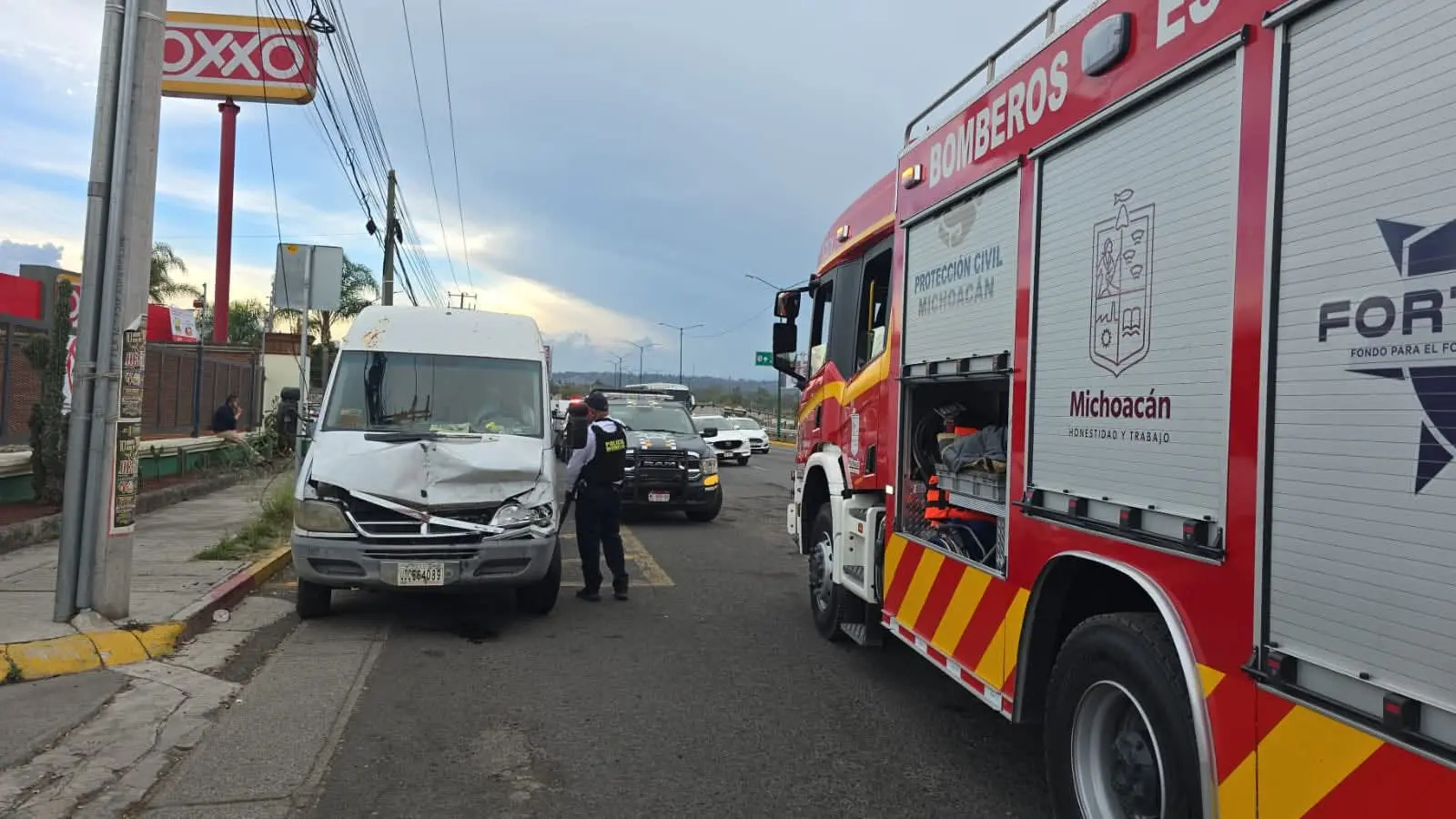 Choque entre tres vehículos deja dos personas lesionadas