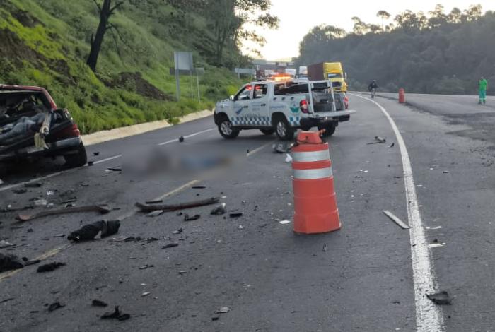 Choque frontal entre un tractocamión y una camioneta deja seis cortadores de aguacate muertos en la Siglo XXI