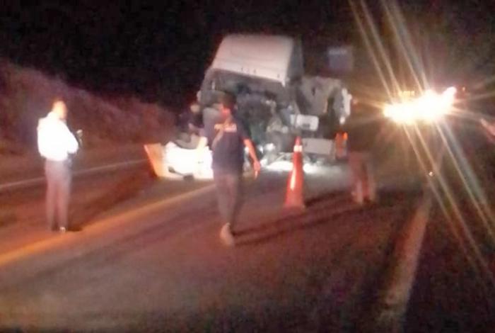 Choque por alcance entre dos tractocamiones en la Siglo XXI deja una persona fallecida