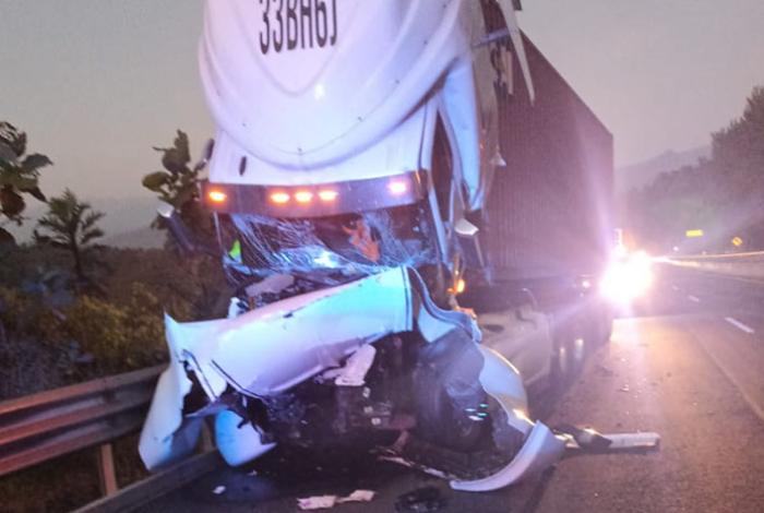 Choque por alcance entre dos tractocamiones en la Siglo XXI deja un herido