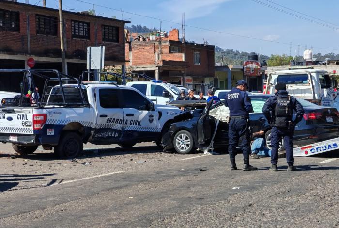 Choque vehicular múltiple deja 8 heridos en Tzurumútaro; patrulla de la GC está involucrada