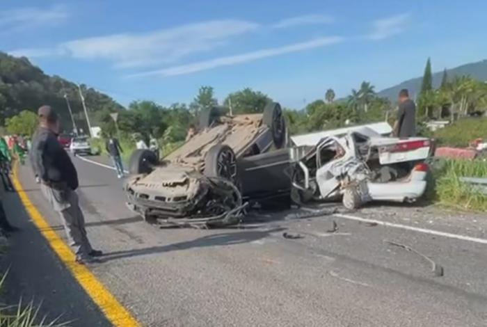 Choque y volcadura deja 4 lesionados, en la autopista Siglo XXI