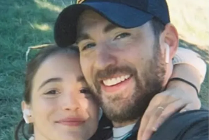 Chris Evans y Alba Baptista dan la bienvenida a su primer hijo