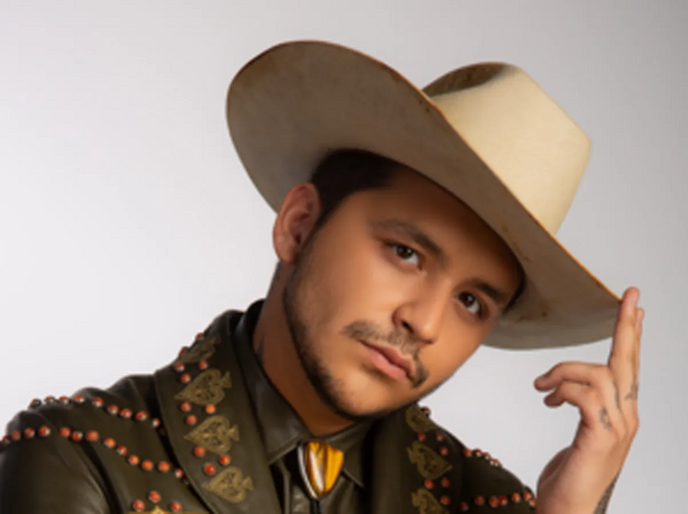 Christian Nodal causa furor en concierto de Ángela Aguilar