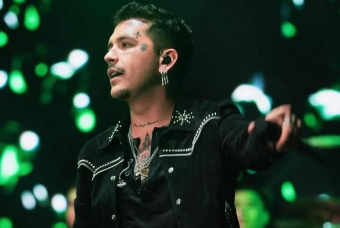 Christian Nodal envía comida a reporteros durante audiencia contra Universal Music