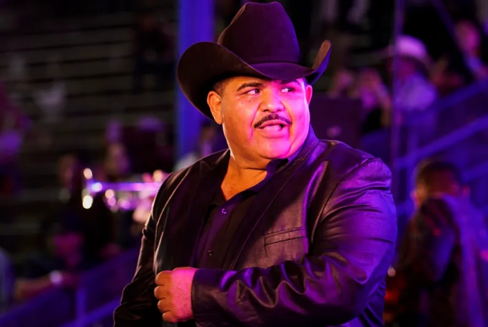 Chuy Lizárraga canta en protesta y apoya a campesinos de Michoacán