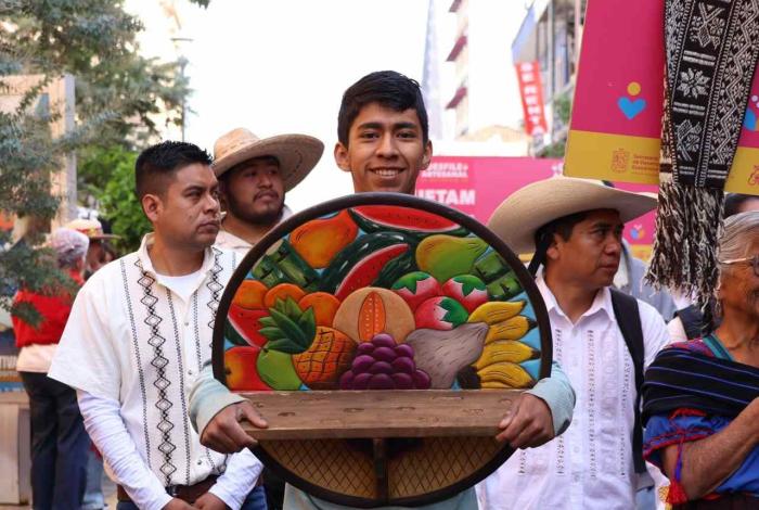 Cientos de personas artesanas pintan el Tianguis de Occidente de Zamora en desfile inaugural