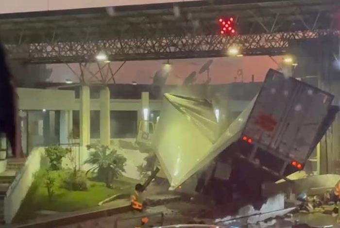 Cierre total en la México-Guadalajara por accidente en Zinapécuaro