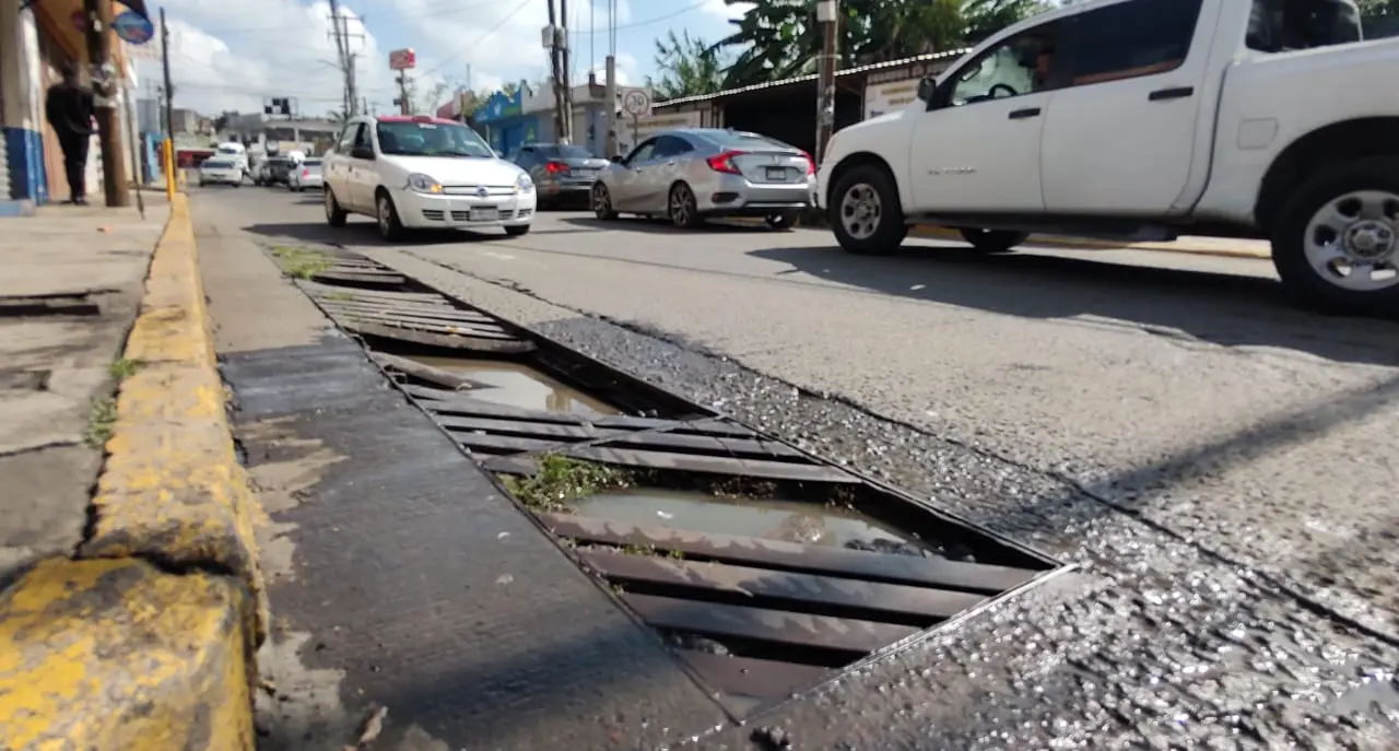 Ciudadanía exige reparación de rejillas en Av. San Juanito Itzícuaro