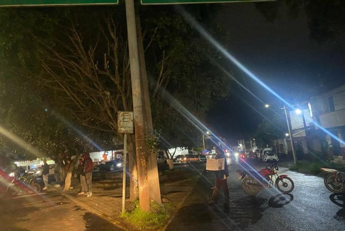 Civiles realizan bloqueo en Pátzcuaro para exigir la localización de joven desaparecido