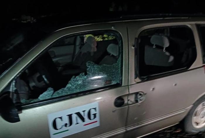 CJNG quema casa de alcaldesa de Queréndaro y abandona camioneta rafagueada