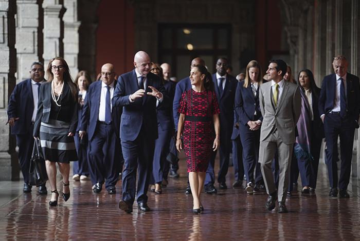 Claudia Sheinbaum recibe a Gianni Infantino previo a la inauguración