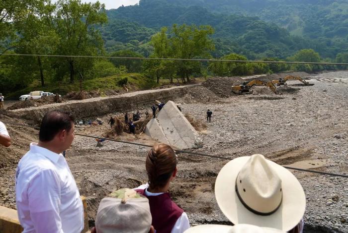 Claudia Sheinbaum y gobernador de Puebla Alejandro Armenta supervisan tareas de limpieza en Pantepec