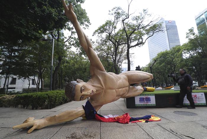 CNTE colapsa vialidades y derriba estatuas del Mundial de Fútbol en CdMx