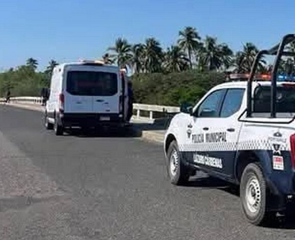 Coahuayana: Encuentran cuerpo con equipo táctico, flotando en un canal de aguas