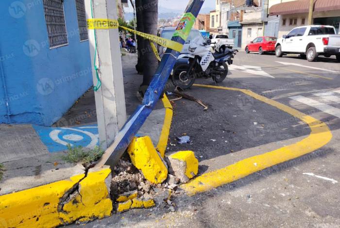 Colapsa poste en Carpinteros de Paracho y Av. Madero