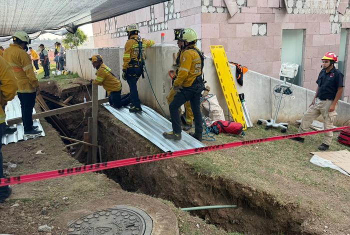 Colapso de tierra atrapa a obrero en una zanja en instalaciones del Hospital Regional IMSS Charo