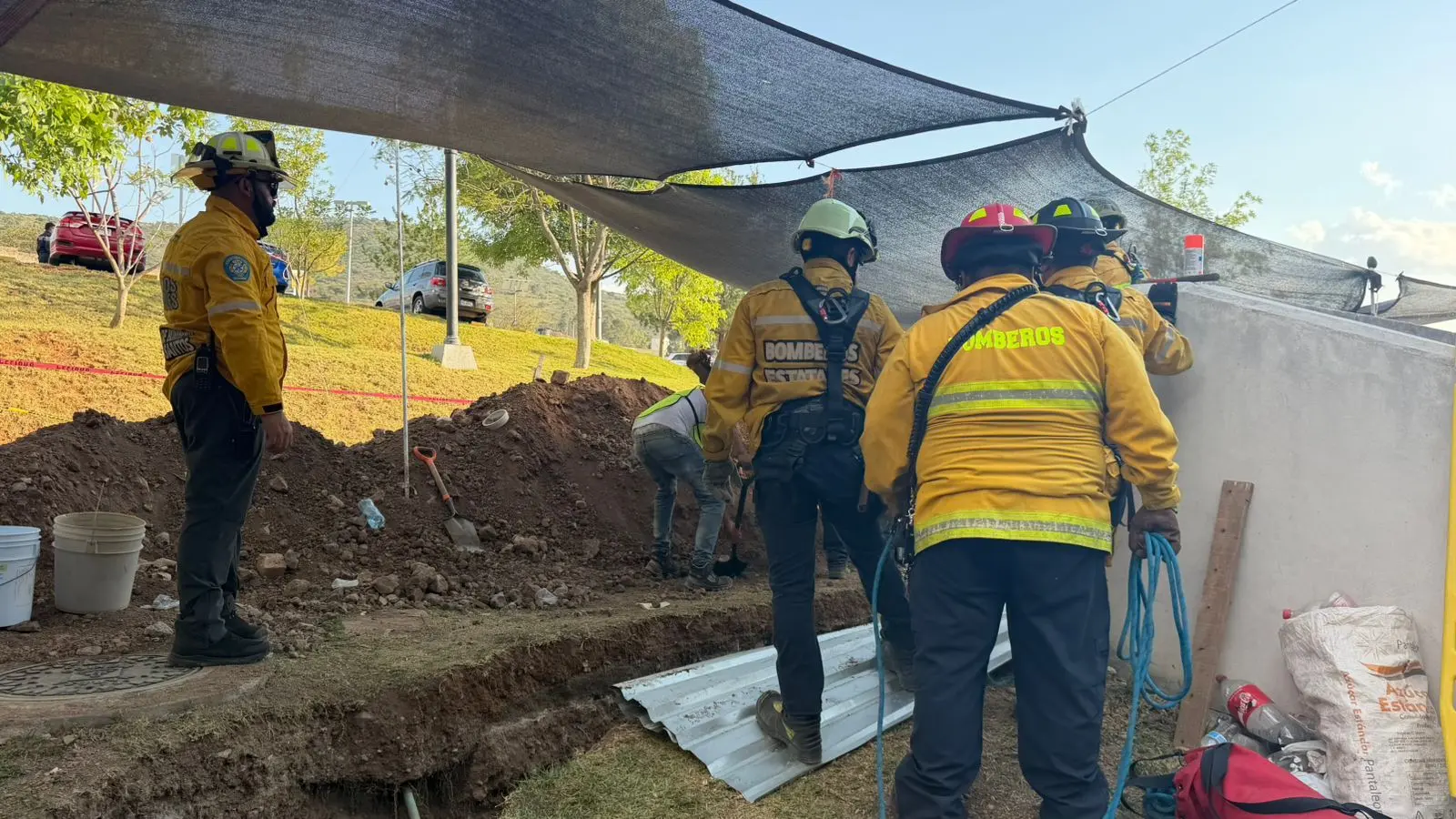 Colapso de tierra atrapa a obrero en una zanja en instalaciones del Hospital Regional IMSS Charo