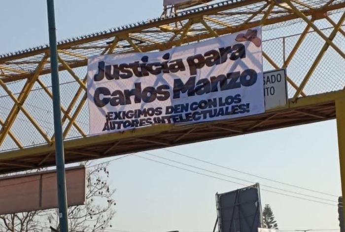 Colocan lona en puente peatonal de Morelia para exigir justicia por el asesinato de Carlos Manzo