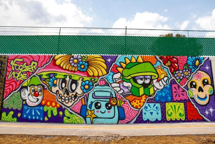 Colores que transforman; artistas urbanos crean mural en Paso Catrinas