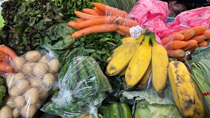 Coloridos productos de la región inundan Mercado de Pátzcuaro