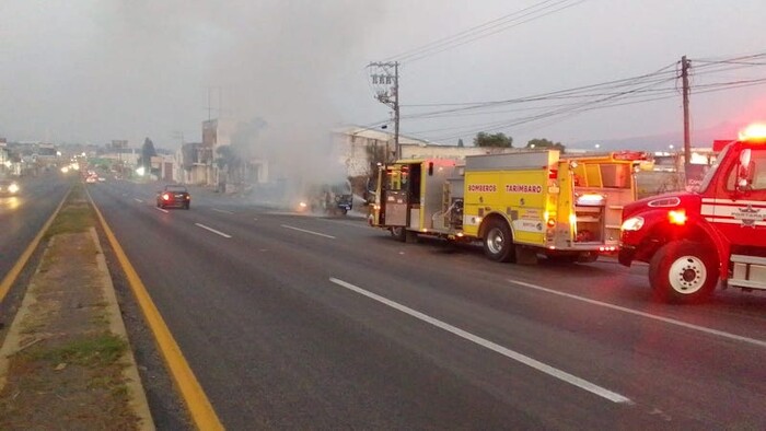 Combi del servicio público se incendia en Tarímbaro