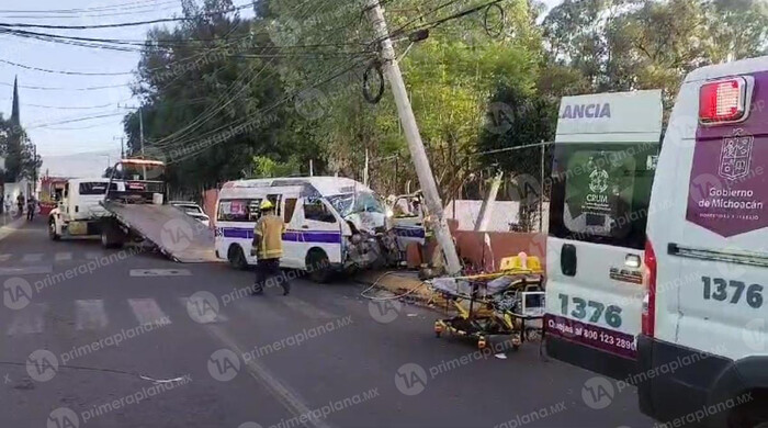 Combi morada se estampa contra barda de primaria en Morelia