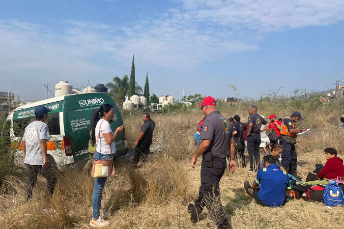 Combi naranja termina en lote baldío en Tarímbaro, se reportan 11 heridos