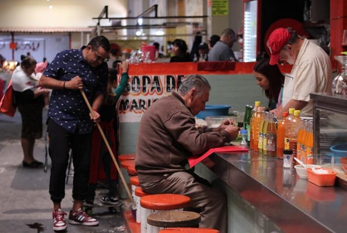 Comerciantes ponen la mano de obra y el Ayuntamiento el material para renovar área gastronómica del Mercado Independencia