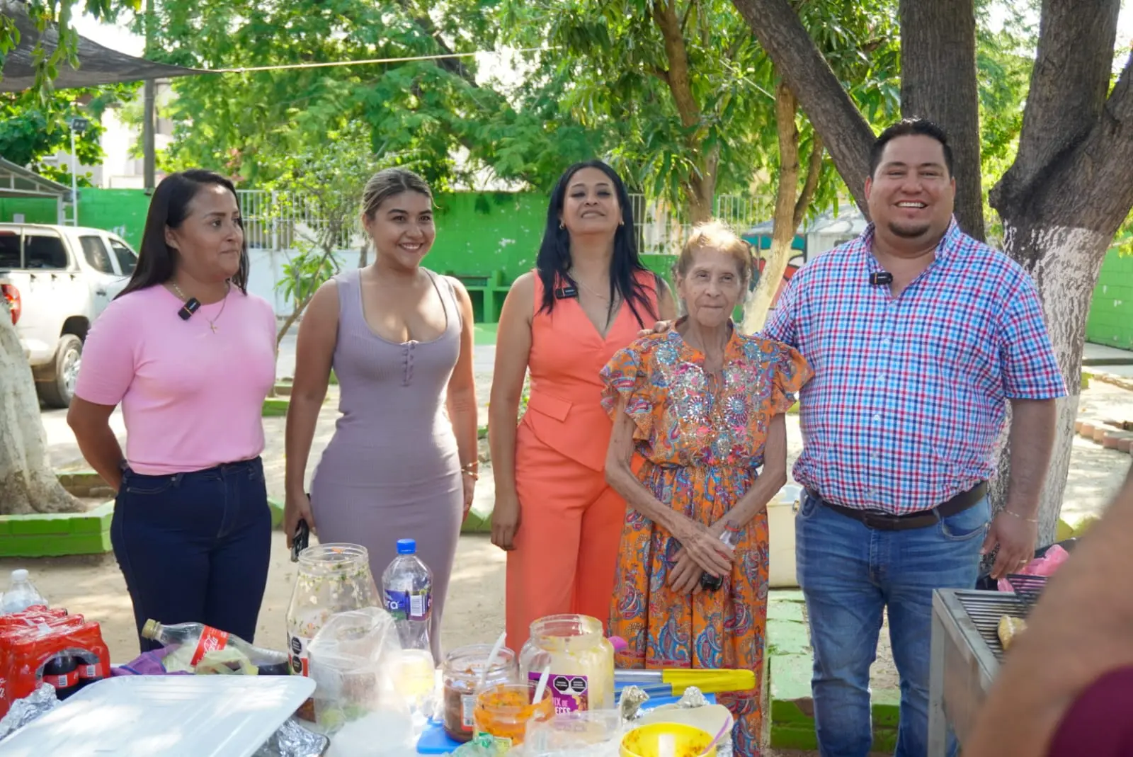 Comercios Se Unen al Festejo en Casa del Adulto Mayor