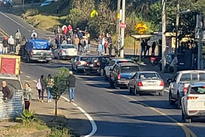 Comuneros bloquean carretera Los Reyes-Zamora en Tingüindín