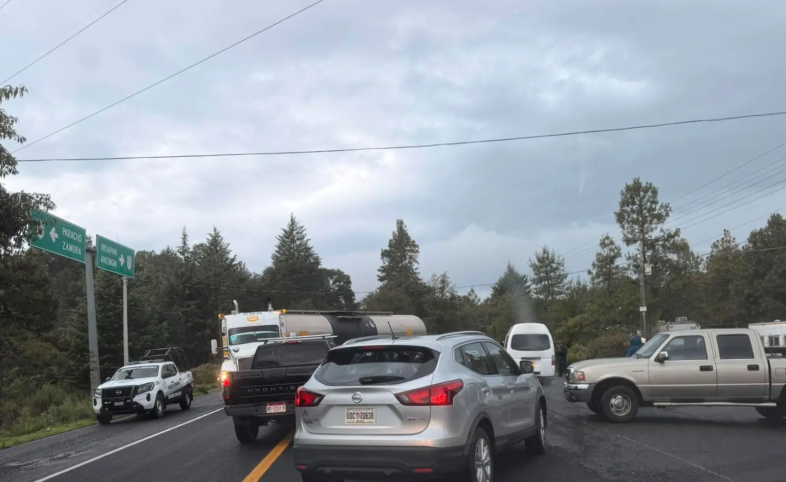 Comuneros bloquean la carretera Uruapan-Paracho