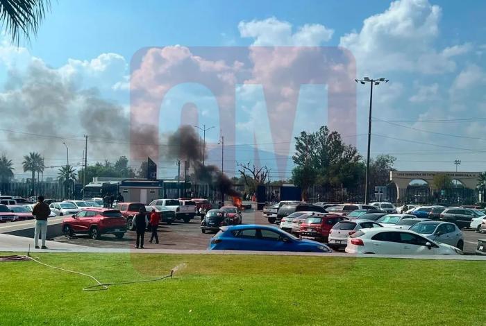 Comuneros de Carapan bloquean libramiento y queman llantas y una motocicleta frente a la FGE
