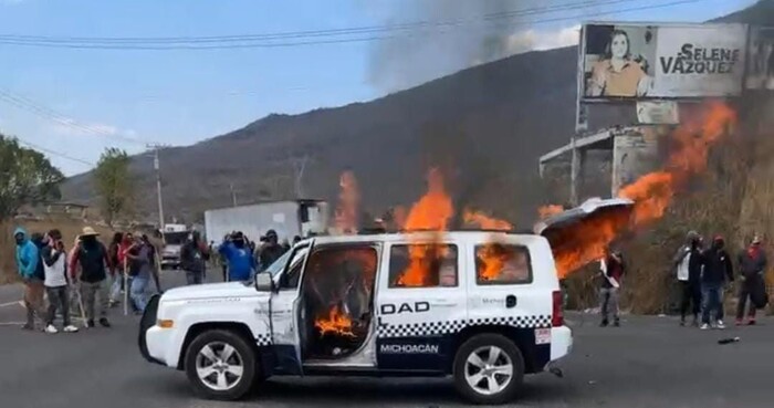 Comuneros incendian patrullas para exigir que aparezcan Armando Martínez y Genaro Juanillo